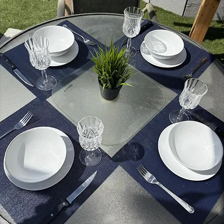 בית הארחה Superb Triple Near Airport - 4 *