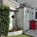 Superb Triple Near Airport - 4 Affittacamere