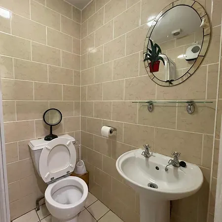 Superb Triple Near Airport - 4 Guest house