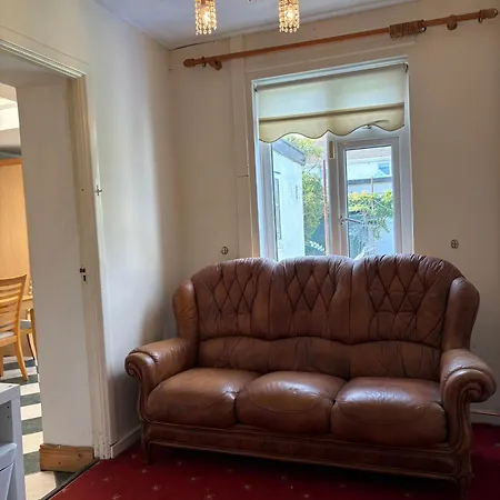 Superb Triple Near Airport - 4 *