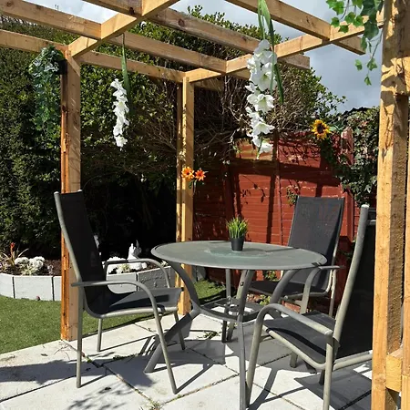 Superb Triple Near Airport - 4 *