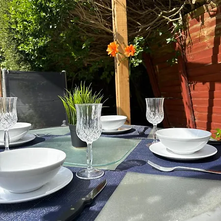 Superb Triple Near Airport - 4 Maison d'hôtes