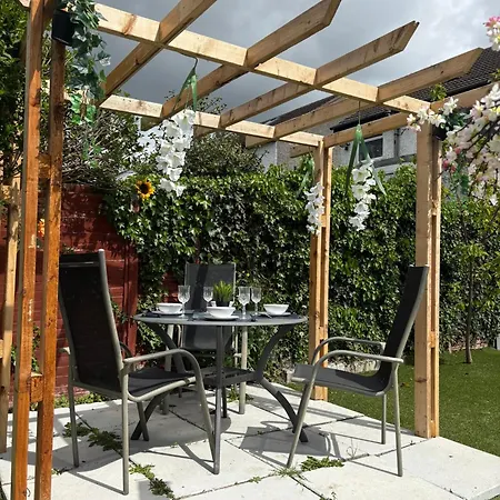Pensión Superb Triple Near Airport - 4 *