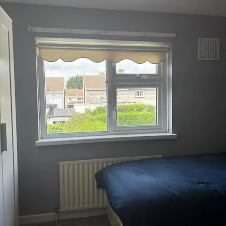 Superb Triple Near Airport - 4 Dublin