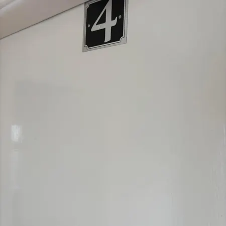 Pensionat Superb Triple Near Airport - 4