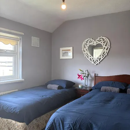 Superb Triple Near Airport - 4 *