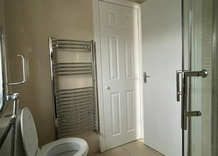 Superb Triple Near Airport - 4 *